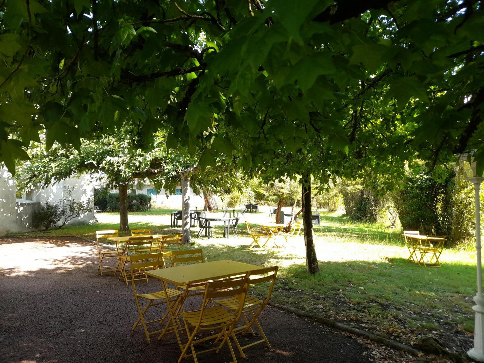 Hotel Platanes - Kb Hotel Group Etauliers Bagian luar foto